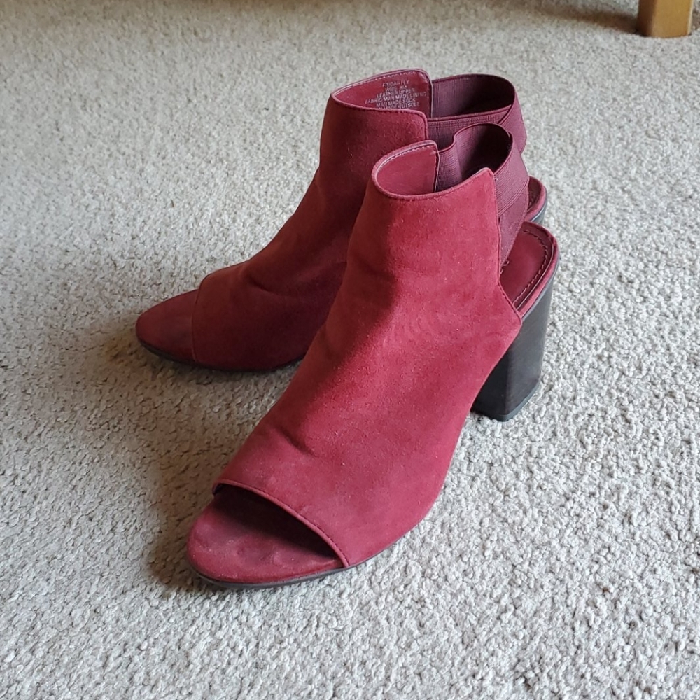 Red Suede open toe Size 8 Reaction Kenneth Cole